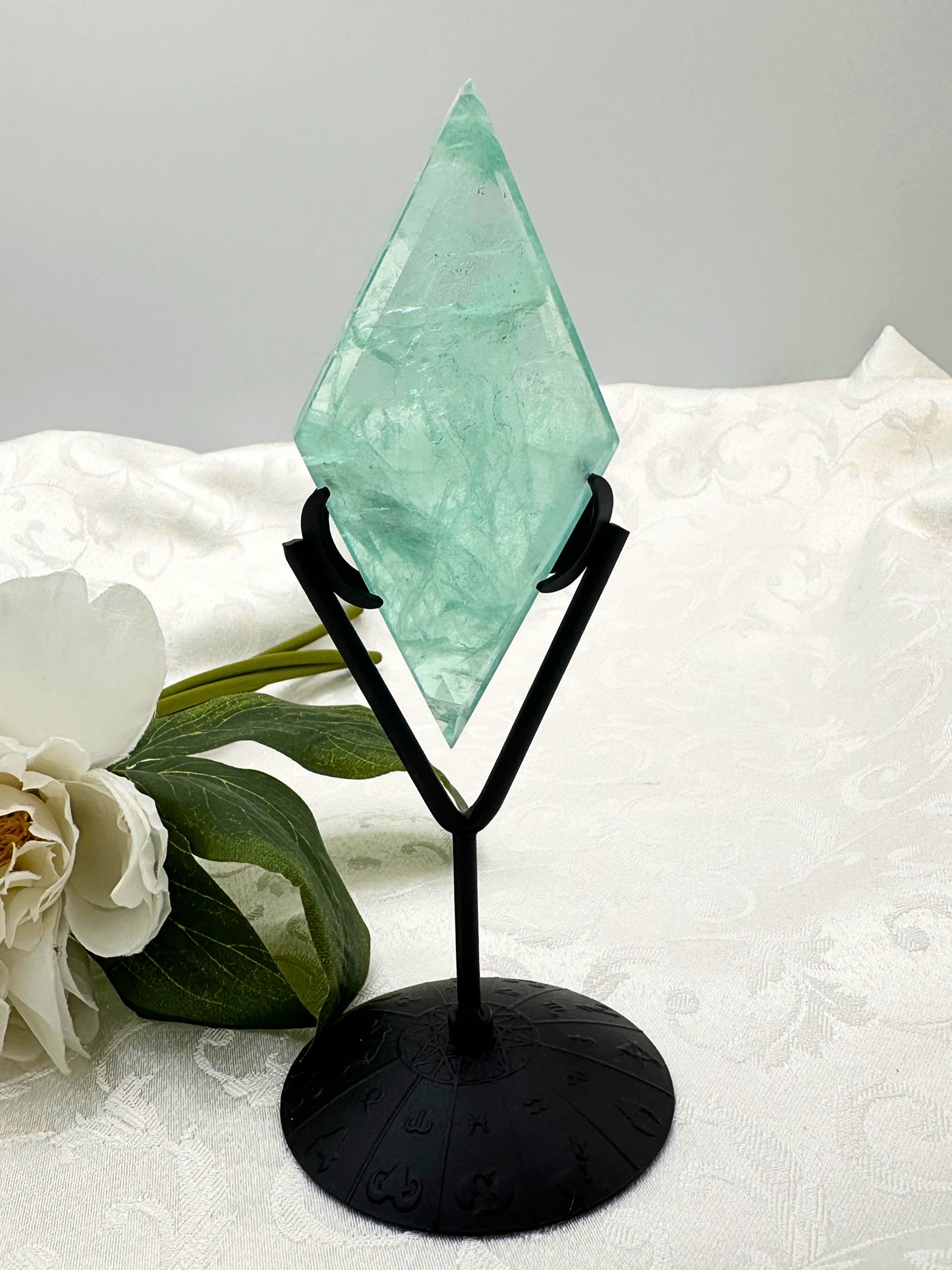 Rombo di Fluorite Verde (con supporto con Segni Zodiacali)