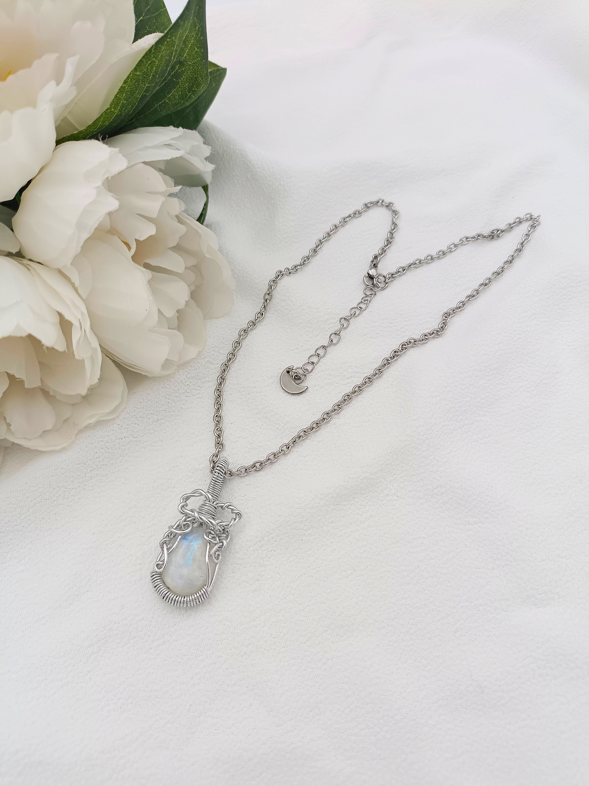 Collana amuleto protettore realizzato con pietra di Labradorite bianca cabochon con filo di alluminio intrecciato a mano e catenina in acciaio inossidabile con ciondolo luna da personalizzare - Collana Valentina Moonsoul