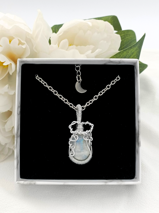 Collana amuleto protettore realizzato con pietra di Labradorite bianca cabochon con filo di alluminio intrecciato a mano e catenina in acciaio inossidabile con ciondolo luna da personalizzare - Collana nella scatolina Valentina Moonsoul