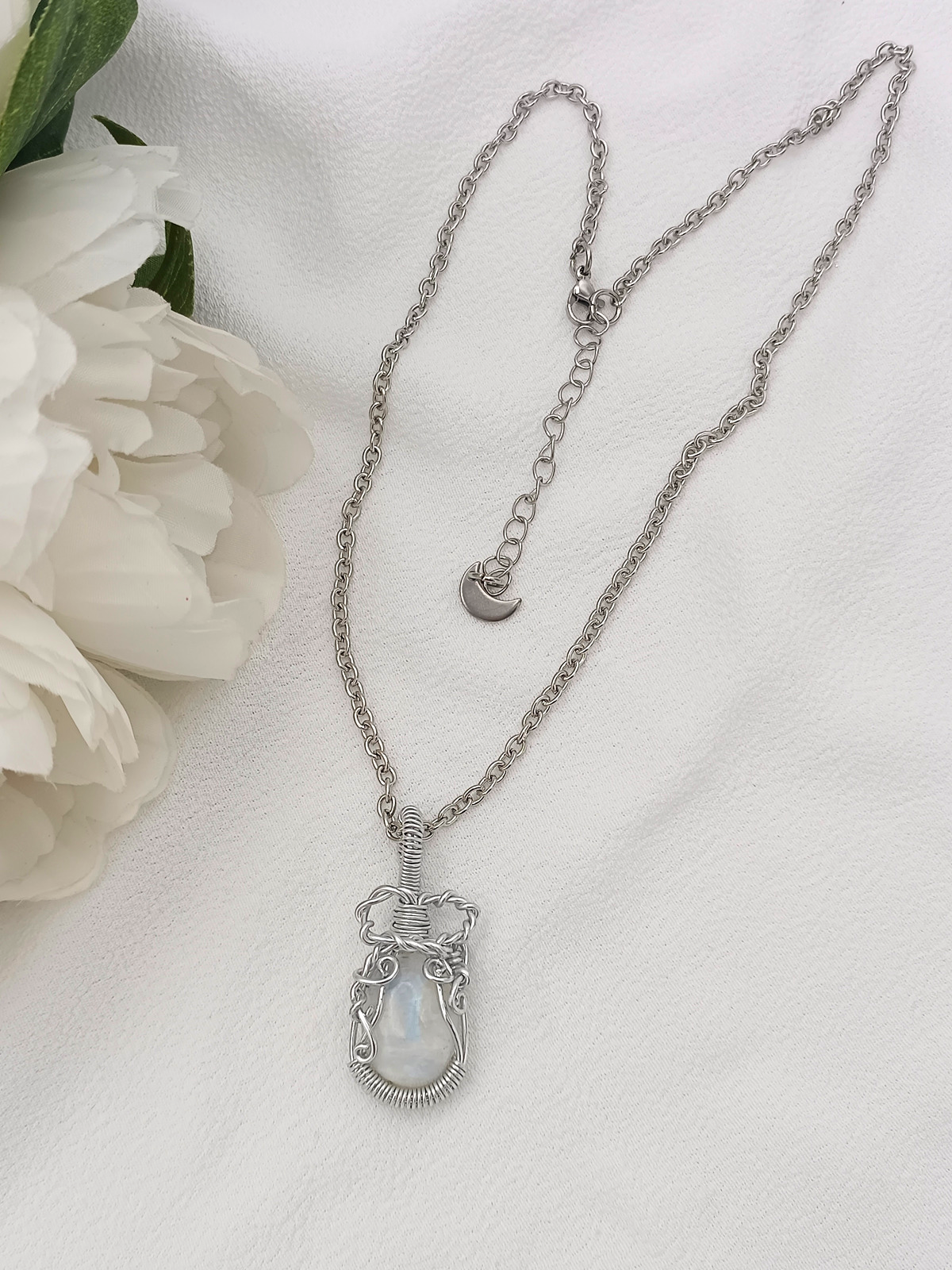 Collana amuleto protettore realizzato con pietra di Labradorite bianca cabochon con filo di alluminio intrecciato a mano e catenina in acciaio inossidabile con ciondolo luna da personalizzare - Collana Valentina Moonsoul