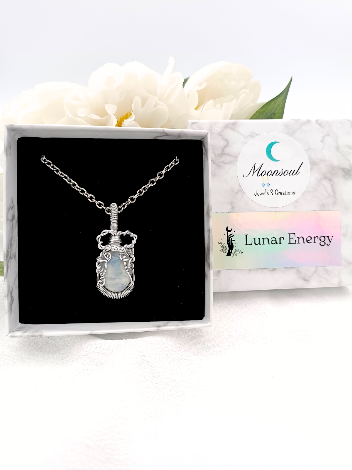 Collana amuleto protettore realizzato con pietra di Labradorite bianca cabochon con filo di alluminio intrecciato a mano e catenina in acciaio inossidabile con ciondolo luna da personalizzare - Collana nella scatolina Valentina Moonsoul