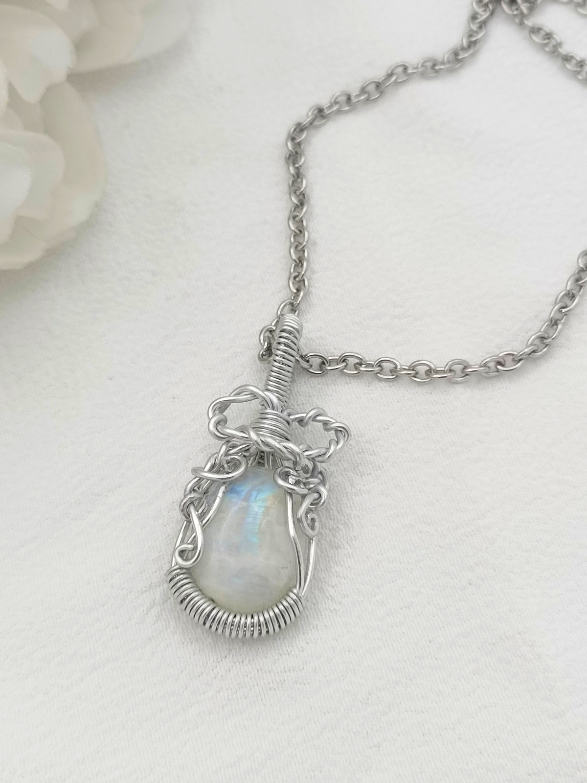 Collana amuleto protettore realizzato con pietra di Labradorite bianca cabochon con filo di alluminio intrecciato a mano e catenina in acciaio inossidabile con ciondolo luna da personalizzare - Collana Valentina Moonsoul