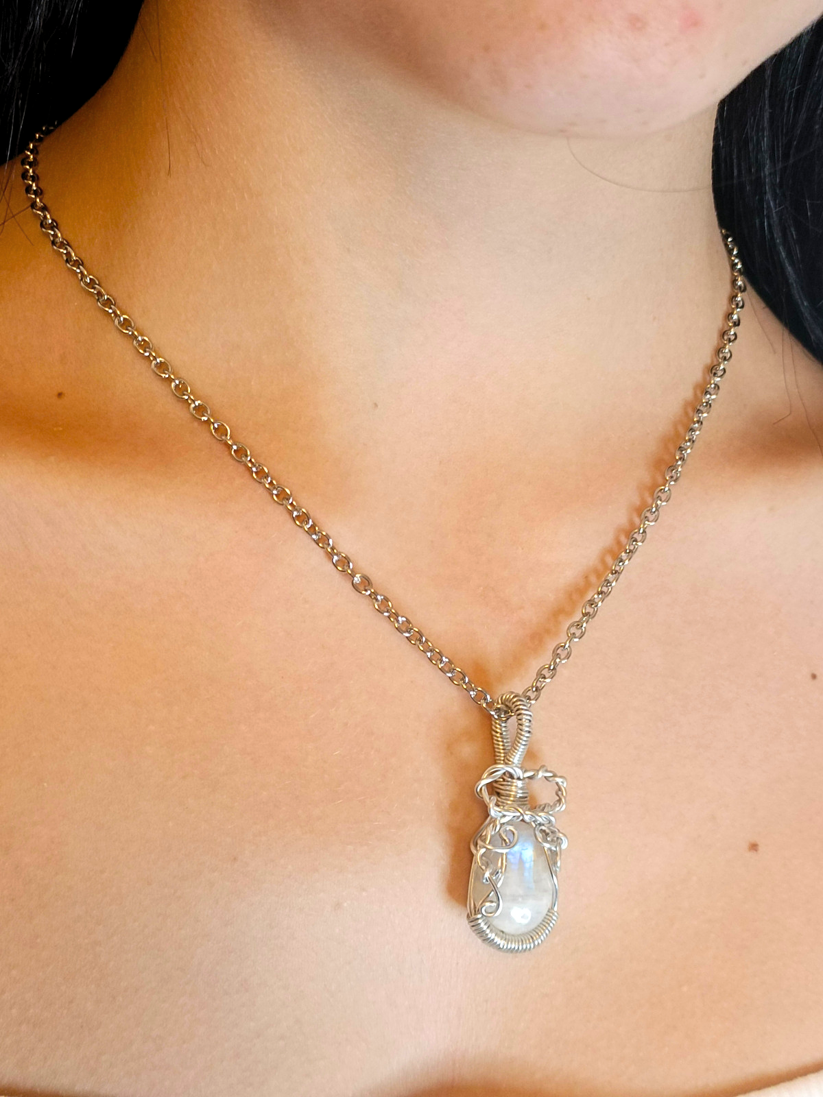 Collana amuleto protettore realizzato con pietra di Labradorite bianca cabochon con filo di alluminio intrecciato a mano e catenina in acciaio inossidabile con ciondolo luna da personalizzare - Collana Valentina Moonsoul