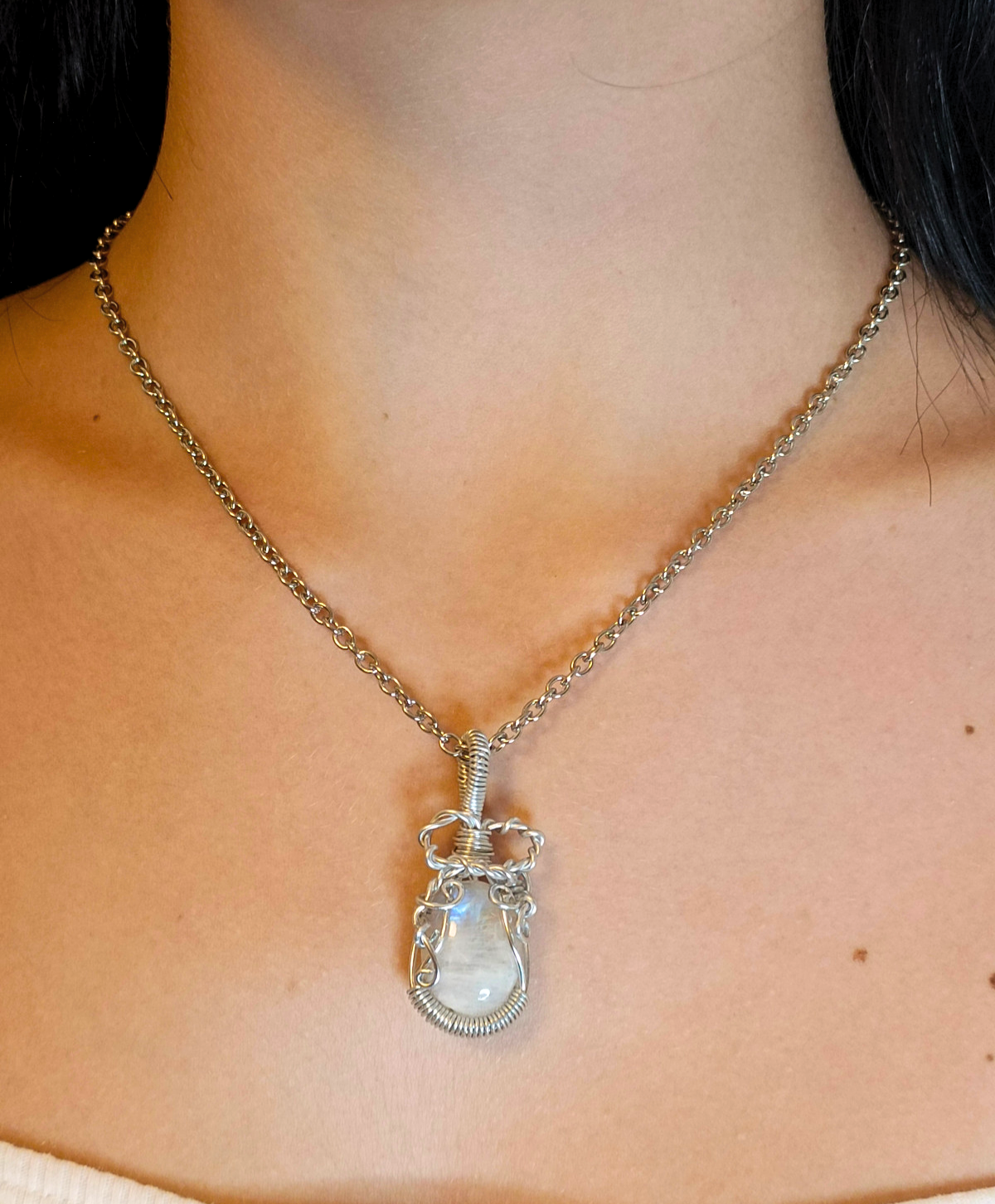 Collana amuleto protettore realizzato con pietra di Labradorite bianca cabochon con filo di alluminio intrecciato a mano e catenina in acciaio inossidabile con ciondolo luna da personalizzare - Collana Valentina Moonsoul