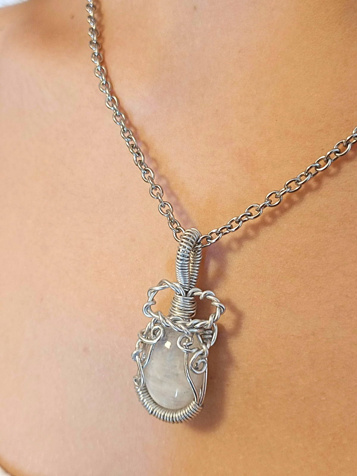 Collana amuleto protettore realizzato con pietra di Labradorite bianca cabochon con filo di alluminio intrecciato a mano e catenina in acciaio inossidabile con ciondolo luna da personalizzare - Collana Valentina Moonsoul